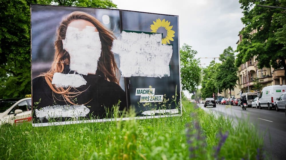 Ein Plakat mit dem Bild von Terry Reintke, Spitzenkandidatin der Grünen für die Europawahl. / Foto: Michael Kappeler/dpa
