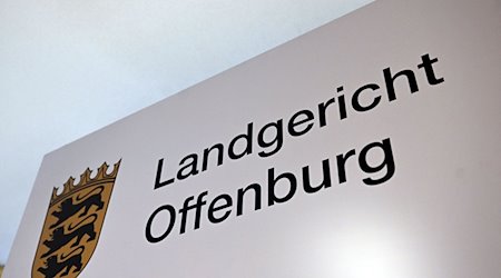 Ein Schriftzug „Landgericht Offenburg, aufgenommen in dem Gericht. / Foto: Uli Deck/dpa/Archivbild