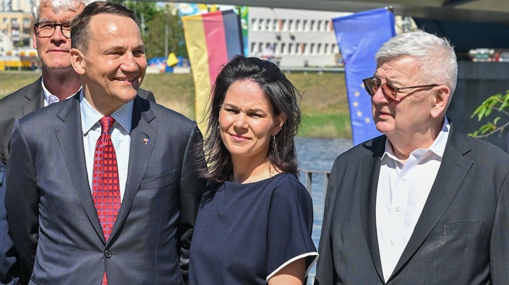 Radoslaw Sikorski (l-r), Annalena Baerbock (Bündnis 90/Die Grünen) und Joschka Fischer (Bündnis 90/Die Grünen) bei einem Termin. / Foto: Patrick Pleul/dpa