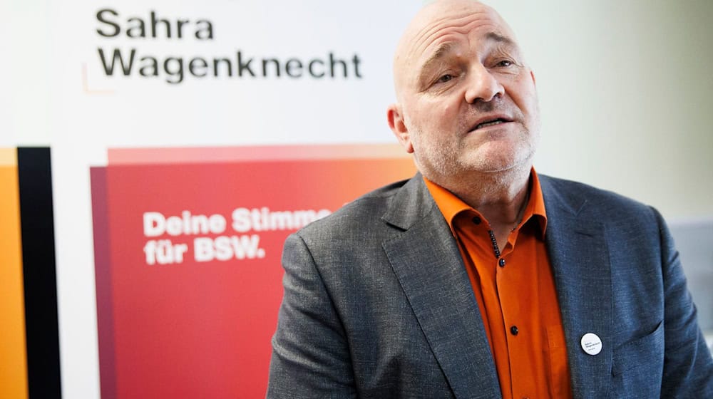 Robert Crumbach, Landesvorsitzender der brandenburgischen Partei Bündnis Sahra Wagenknecht Brandenburg (BSW), bei einer Pressekonferenz nach der Gründung des Landesverbandes Brandenburg des Bündnisses Sahra Wagenknecht (BSW). / Foto: Carsten Koall/dpa