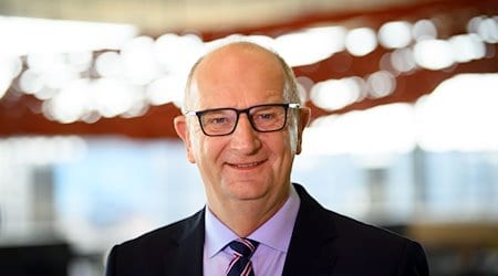 Dietmar Woidke (SPD), Ministerpräsident von Brandenburg, lächelt. / Foto: Soeren Stache/dpa-Zentralbild/dpa