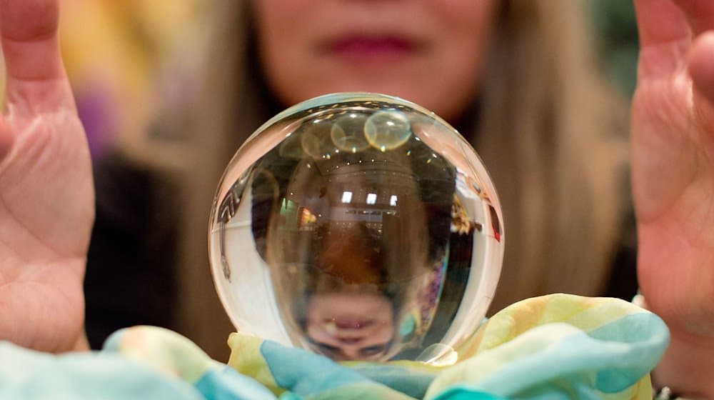 Eine Wahrsagerin blickt in eine Kristallkugel. / Foto: Sebastian Kahnert/dpa/Archiv