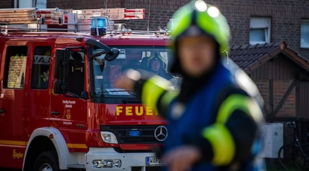 Ein Fahrzeug der Feuerwehr fährt an dem Einsatzort vor und wird vom Wehrführer eingewiesen. / Foto: David Inderlied/dpa/Symbolbild