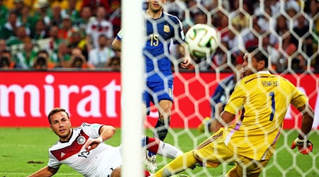 Der deutsche Spieler Mario Götze (l) schießt das 1:0 gegen Argentiniens Torhüter Sergio Romero (r). / Foto: Diego Azubel/epa/dpa