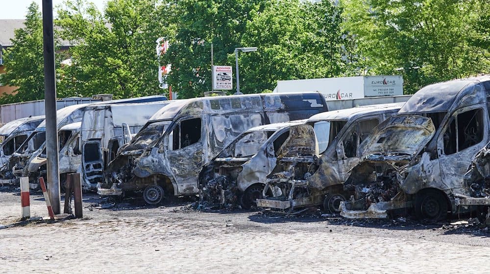Mehrere Fahrzeuge stehen ausgebrannt in der Thyssenstraße im Bezirk Reinickendorf. / Foto: Jörg Carstensen/dpa