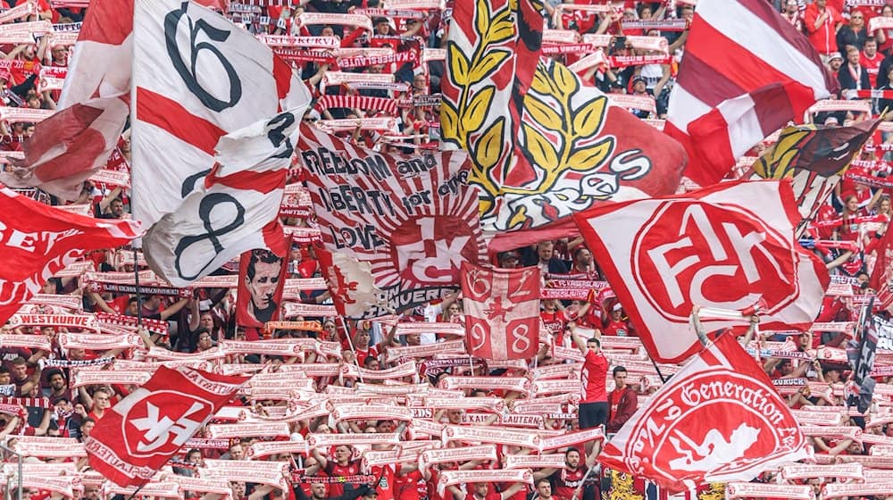 Kaiserslauterns Fans feuern ihre Mannschaft an. / Foto: Andreas Gora/dpa