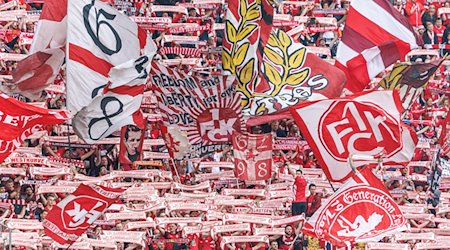 Kaiserslauterns Fans feuern ihre Mannschaft an. / Foto: Andreas Gora/dpa