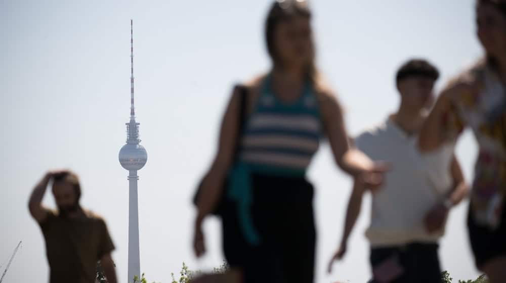 Menschen gehen bei Sonnenschein im Ortsteil Gesundbrunnen. / Foto: Sebastian Gollnow/dpa