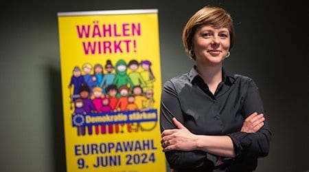 Katarina Niewiedzial, Beauftragte für, Migration der Stadt Berlin, steht vor einem Plakat der Kampagne zur Europawahl 2024. / Foto: Sebastian Gollnow/dpa