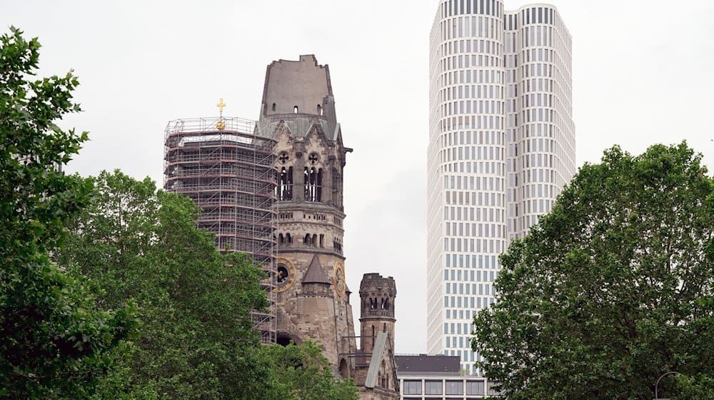 Die Kaiser-Wilhelm-Gedächtniskirche vor dem Hotel Dorint Kurfürstendamm Berlin an der Ecke Augsburger Straße und Joachimstaler Straße in der City-West. / Foto: Soeren Stache/dpa/Archivbild