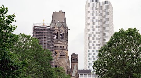 Die Kaiser-Wilhelm-Gedächtniskirche vor dem Hotel Dorint Kurfürstendamm Berlin an der Ecke Augsburger Straße und Joachimstaler Straße in der City-West. / Foto: Soeren Stache/dpa/Archivbild