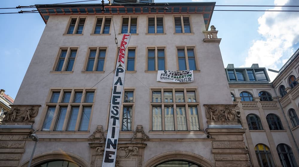 Pro-Palästinensischen Demonstranten haben am Institut für Sozialwissenschaften der Berliner Humboldt-Universität (HU) ein Transparent «Free Palästine» aufgehängt. / Foto: Soeren Stache/dpa/Archivbild