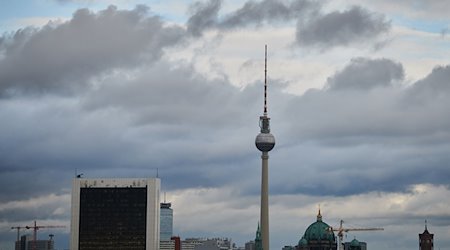 Wolken ziehen am Fernsehturm vorbei. / Foto: Annette Riedl/dpa/Symbolbild