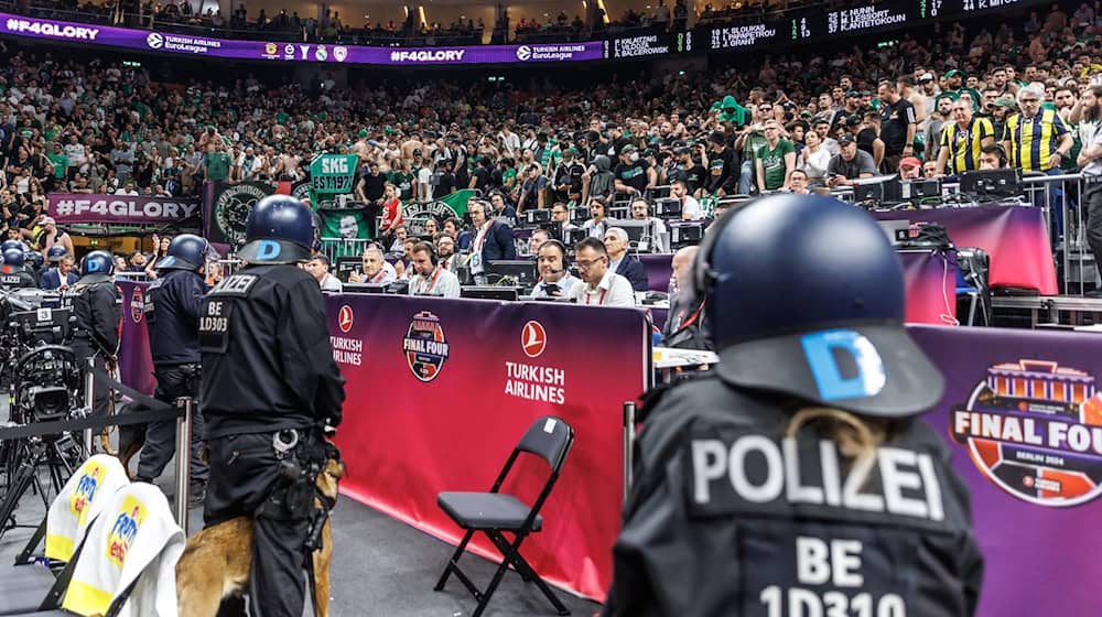 Polizisten stehen vor den Fans beider Teams. / Foto: Andreas Gora/dpa