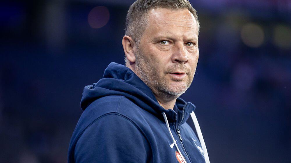 Trainer Pal Dardai von Hertha BSC betritt das Stadion. / Foto: Andreas Gora/dpa/Archivbild