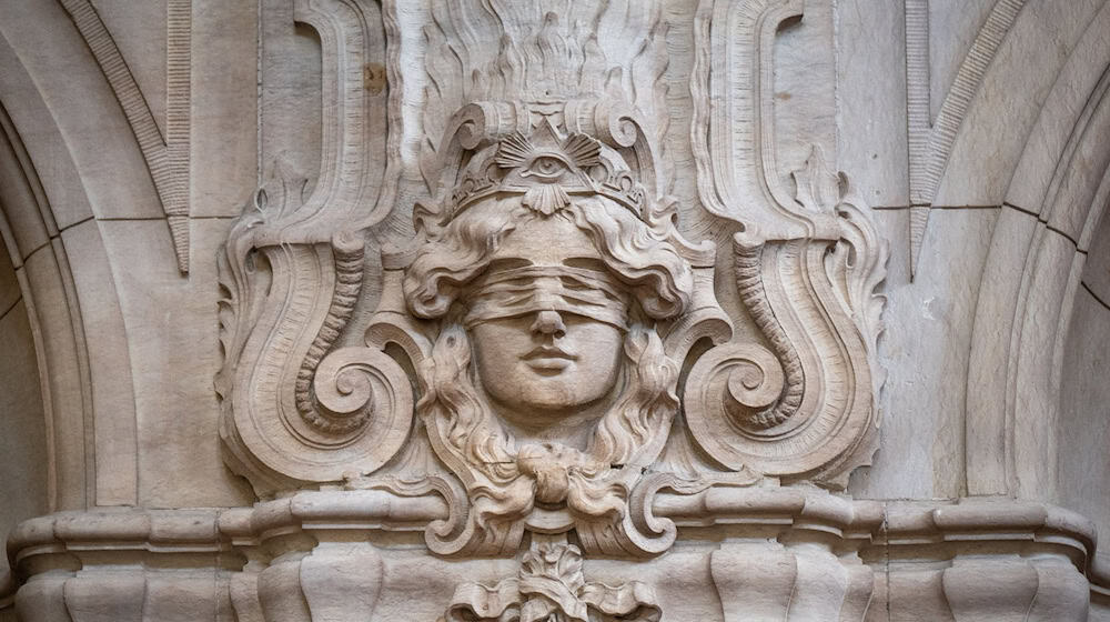 Ein Relief mit der Abbildung der Justitia. / Foto: Monika Skolimowska/dpa/Symbolbild