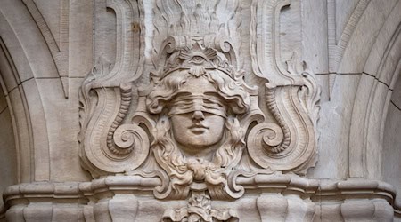 Ein Relief mit der Abbildung der Justitia. / Foto: Monika Skolimowska/dpa/Symbolbild