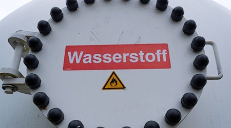 Auf einem großen Wasserstoffspeicher auf dem Gelände des Hybridkraftwerks Enertrag ist die Aufschrift «Wasserstoff» zu lesen. / Foto: Monika Skolimowska/dpa-Zentralbild/dpa/Archivbild