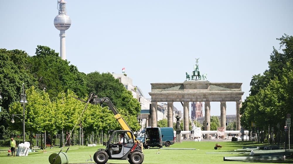 Rollrasen wird auf der Straße des 17. Juni vor dem Brandenburger Tor verlegt. / Foto: Sebastian Christoph Gollnow/dpa