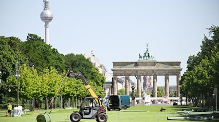 Rollrasen wird auf der Straße des 17. Juni vor dem Brandenburger Tor verlegt. / Foto: Sebastian Christoph Gollnow/dpa