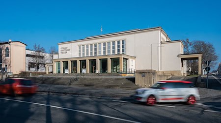 Das Gerhart-Hauptmann-Theater Görlitz-Zittau am Theaterring in Zittau. / Foto: Paul Glaser/dpa