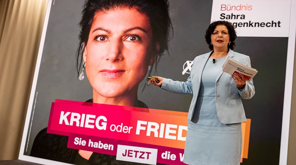 Amira Mohamed Ali (BSW), Co-Vorsitzende, spricht auf der Vorstellung der EU-Wahlkampagne des Bündnis Sahra Wagenknecht. / Foto: Fabian Sommer/dpa