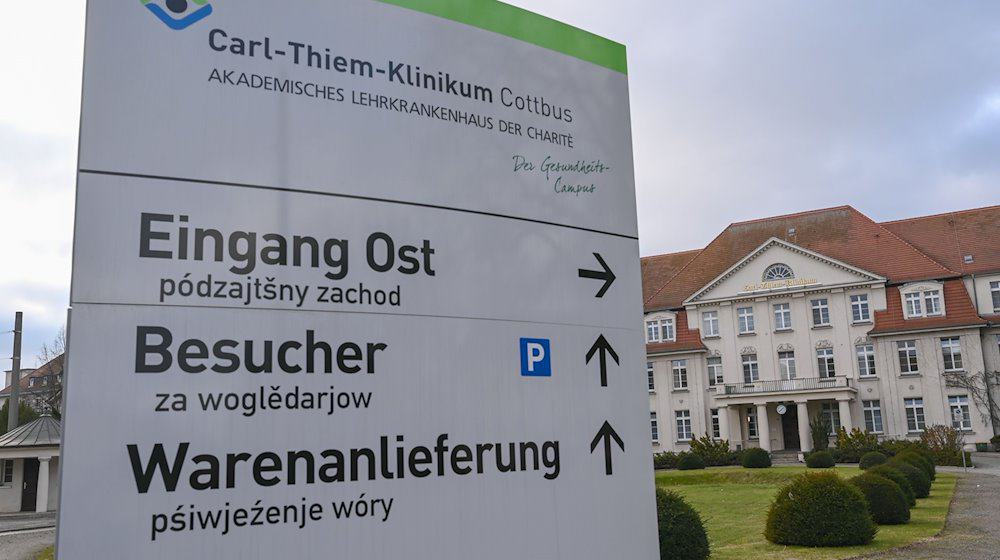 Der Eingang zum Carl-Thiem-Klinikum (CTK) Cottbus. / Foto: Patrick Pleul/dpa-Zentralbild/dpa