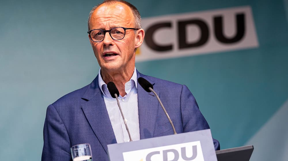 Friedrich Merz, Bundesvorsitzender der CDU, spricht bei einem Wahlkampfauftritt der CDU. / Foto: Michael Matthey/dpa