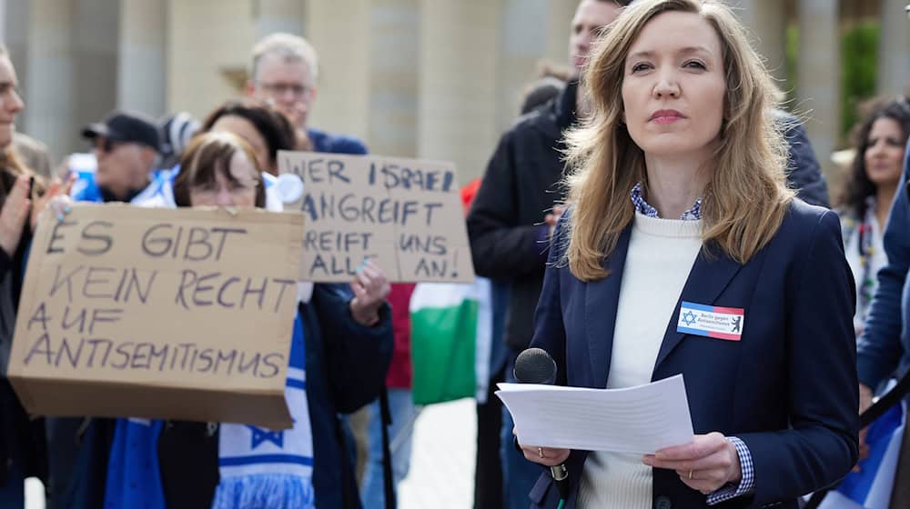 Ottilie Klein nimmt an der Solidaritätsdemonstration der Deutsch-Israelischen Gesellschaft teil. / Foto: Jörg Carstensen/dpa/Archivbild