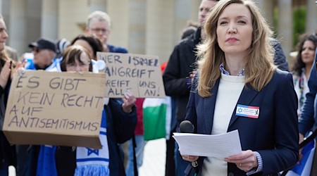 Ottilie Klein nimmt an der Solidaritätsdemonstration der Deutsch-Israelischen Gesellschaft teil. / Foto: Jörg Carstensen/dpa/Archivbild