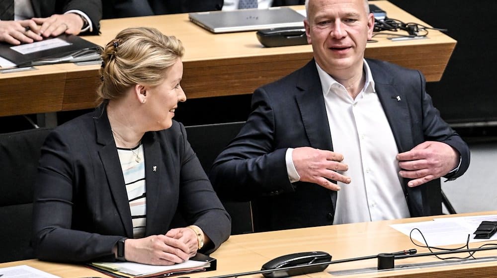 Kai Wegner (CDU, r), Regierender Bürgermeister von Berlin, und Franziska Giffey (SPD), Senatorin für Wirtschaft, Energie und Betriebe von Berlin. / Foto: Britta Pedersen/dpa