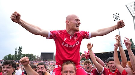 Maximilian Krauß von Cottbus und seine Mitspieler jubeln mit den Fans. / Foto: Soeren Stache/dpa/Archivbild