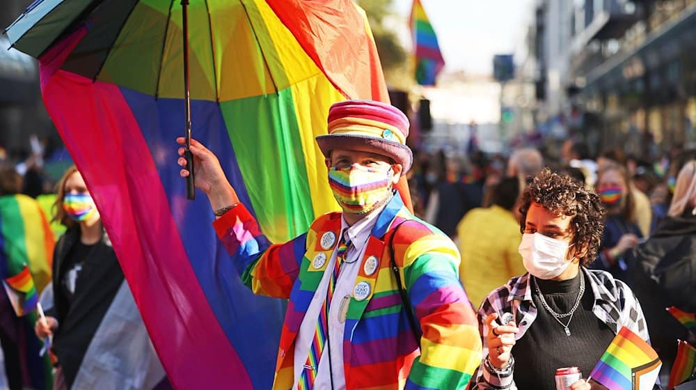 Teilnehmer einer Kundgebung zum Christopher Street Day. / Foto: Oliver Berg/dpa