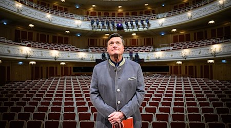 Der designierte Generalmusikdirektor Christian Thielemann steht bei einem Fototermin vor der Pressekonferenz zu den Plänen der Spielzeit 2024/25 der Staatsoper Unter den Linden auf der Bühne. / Foto: Bernd von Jutrczenka/dpa