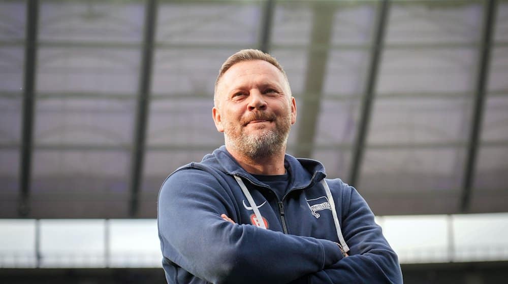 Herthas Trainer Pal Dardai steht vor dem Spiel im Stadion. / Foto: Soeren Stache/dpa