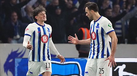 Herthas Fabian Reese (l) bejubelt seinen Treffer zum 1:1-Ausgleich mit Haris Tabakovic. / Foto: Soeren Stache/dpa