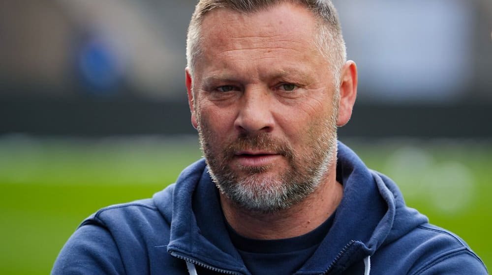 Herthas Trainer Pal Dardai steht vor dem Spiel im Stadion. / Foto: Soeren Stache/dpa