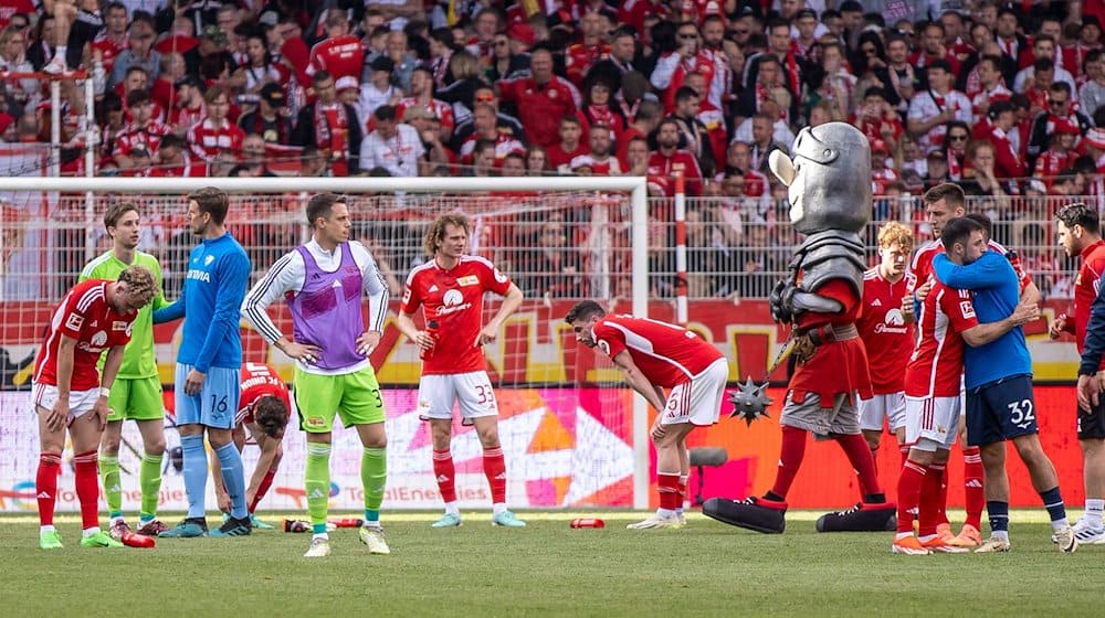 Fußball: Bundesliga, 1. FC Union Berlin - VfL Bochum, 32. Spieltag, An der Alten Försterei. Spieler von Union Berlin stehen nach der Niederlage enttäuscht auf dem Spielfeld. / Foto: Andreas Gora/dpa