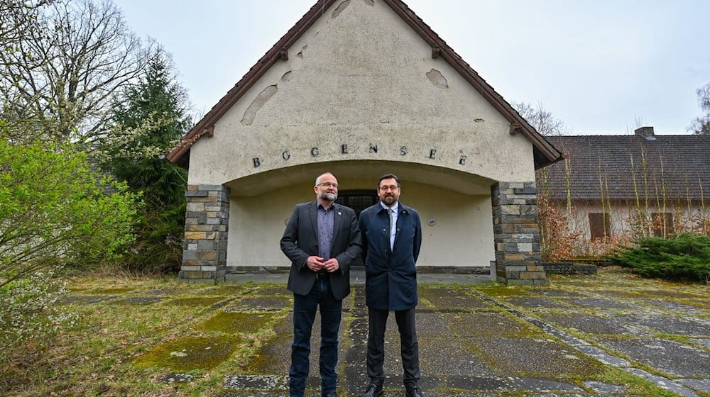 Daniel Kurth (l), Landrat vom Landkreis Barnim, und Oliver Borchert, Bürgermeister von Wandlitz, stehen vor der Villa von Nazi-Minister Goebbels auf dem Areal am Bogensee. / Foto: Patrick Pleul/dpa