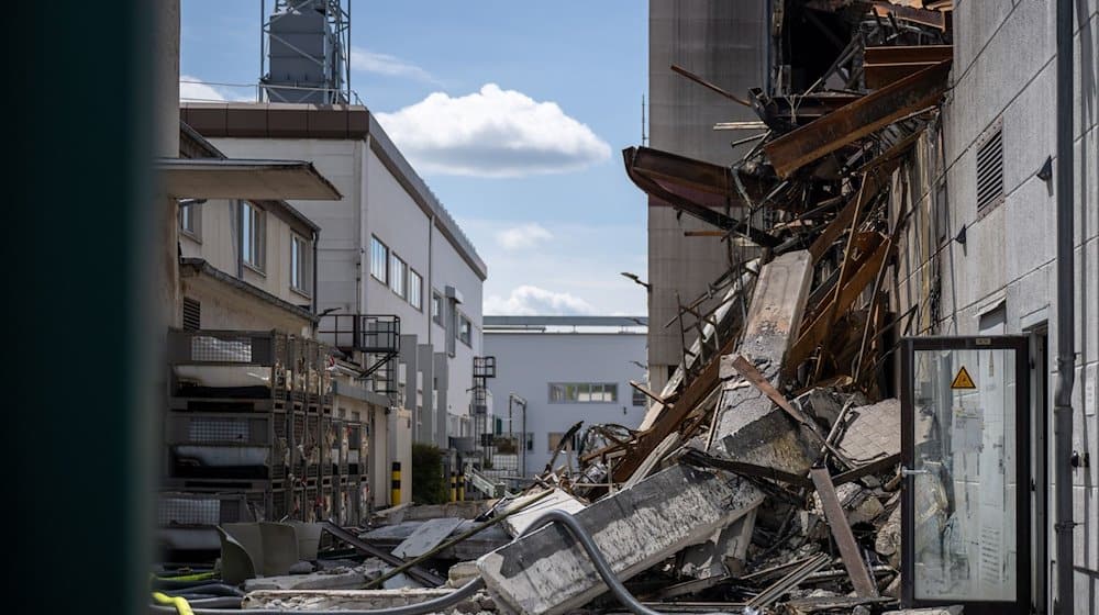 Trümmerteile nach einem Großbrand. / Foto: Monika Skolimowska/dpa