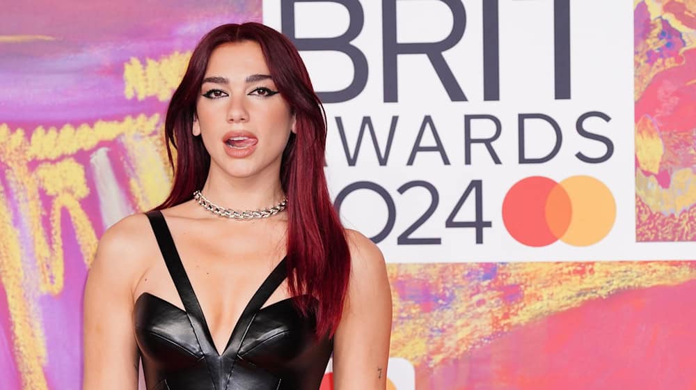 Dua Lipa kommt zu den Brit Awards 2024 in der O2 Arena. / Foto: Ian West/PA Wire/dpa