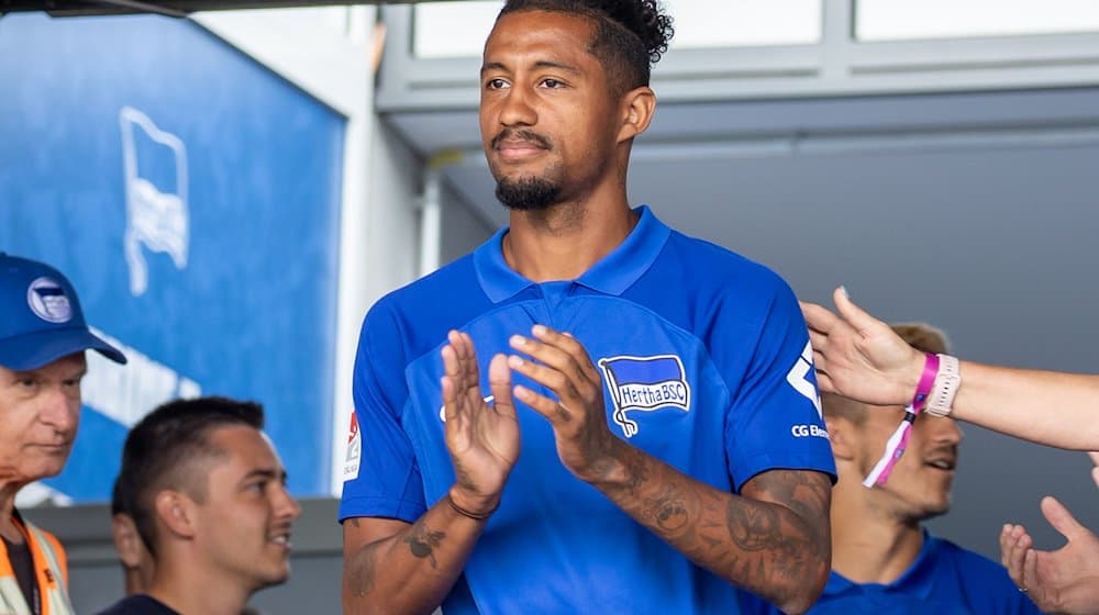 Jeremy Dudziak von Hertha BSC applaudiert. Hertha verlängert mit Duziak. / Foto: Andreas Gora/dpa