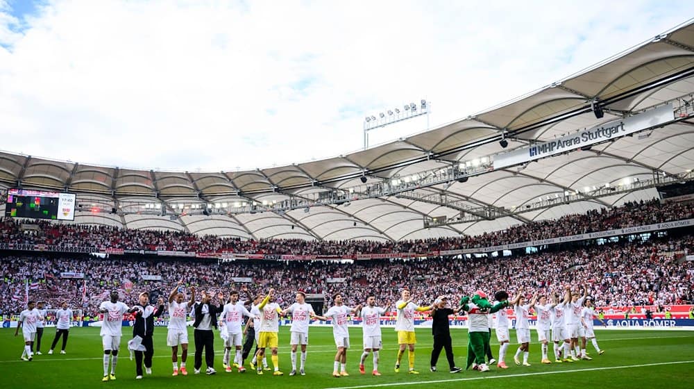 Die Spieler des VfB Stuttgart jubeln nach dem Spiel und bedankt sich bei den Fans für die Unterstützung. / Foto: Tom Weller/dpa