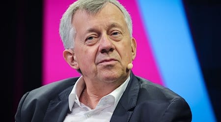 Michael Wiederer, Präsident Europäische Handballföderation (EHF), bei einem Podiumsgespräch auf der Branchenkonferenz SpoBis. Wiederer kritisiert den Spielplan der Handball-Bundesliga. / Foto: Christian Charisius/dpa