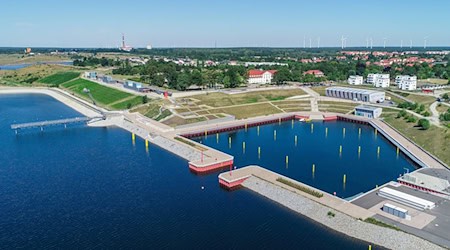 Zu den Lausitzer Gewässern, die für Wassersport und zum Baden freigegeben werden sollen, gehört der Großräschener See. / Foto: Patrick Pleul/dpa-Zentralbild/dpa/Archivbild