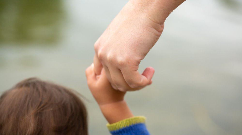 Eine Mutter hält ihr Kind an der Hand. / Foto: Fernando Gutierrez-Juarez/dpa