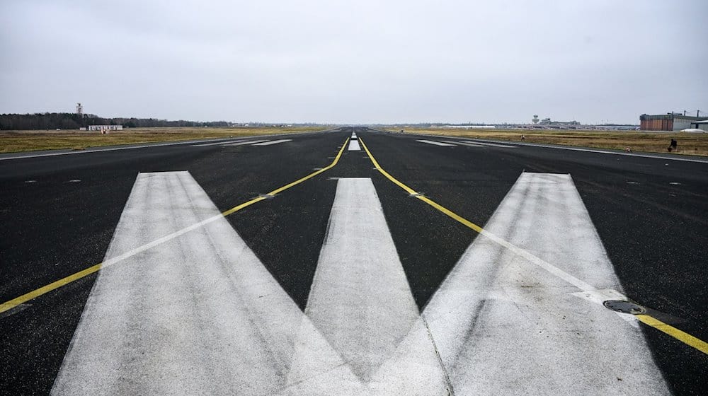 Markierungen sind auf der Start- und Landebahn vom ehemaligen Flughafen Tegel zu sehen. / Foto: Bernd von Jutrczenka/dpa