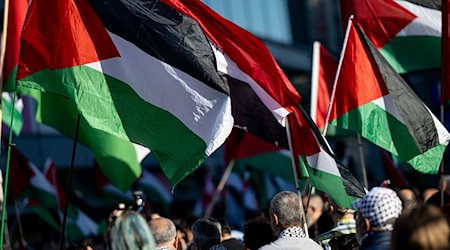 Menschen nehmen an der Demonstration zum Nakba-Gedenktag der Palästinenser teil. / Foto: Fabian Sommer/dpa