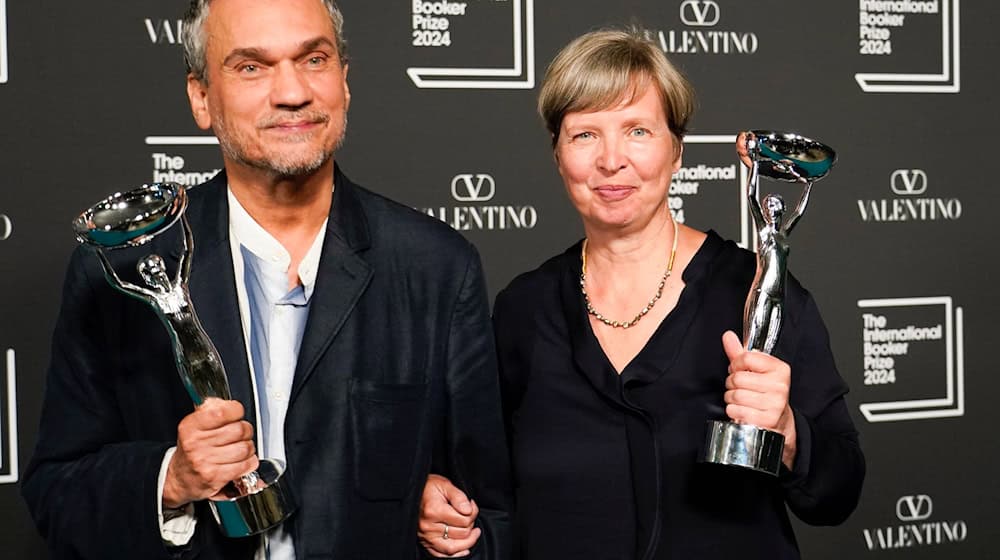 Jenny Erpenbeck(r) und Übersetzer Michael Hofmann posieren mit der Trophäe in London. / Foto: Alberto Pezzali/AP/dpa