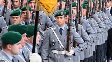 Die Ehrenkompanie der Bundeswehr marschiert beim feierlichen Gelöbnis von etwa 400 Rekrutinnen und Rekruten auf dem Paradeplatz des Bundesministeriums der Verteidigung. / Foto: Bernd von Jutrczenka/dpa